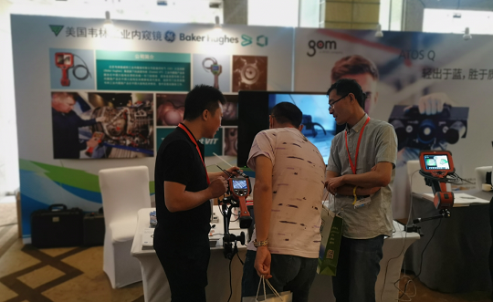 北京韋林意威特工業(yè)內窺鏡有限公司的技術人員,正在為與會者介紹韋林工業(yè)內窺鏡在汽車檢測方面的應用